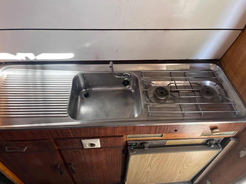 Продавам малка каравана