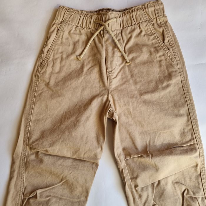 Зелена блуза с яка и копчета Next и бежов панталон H&M, 128 см.