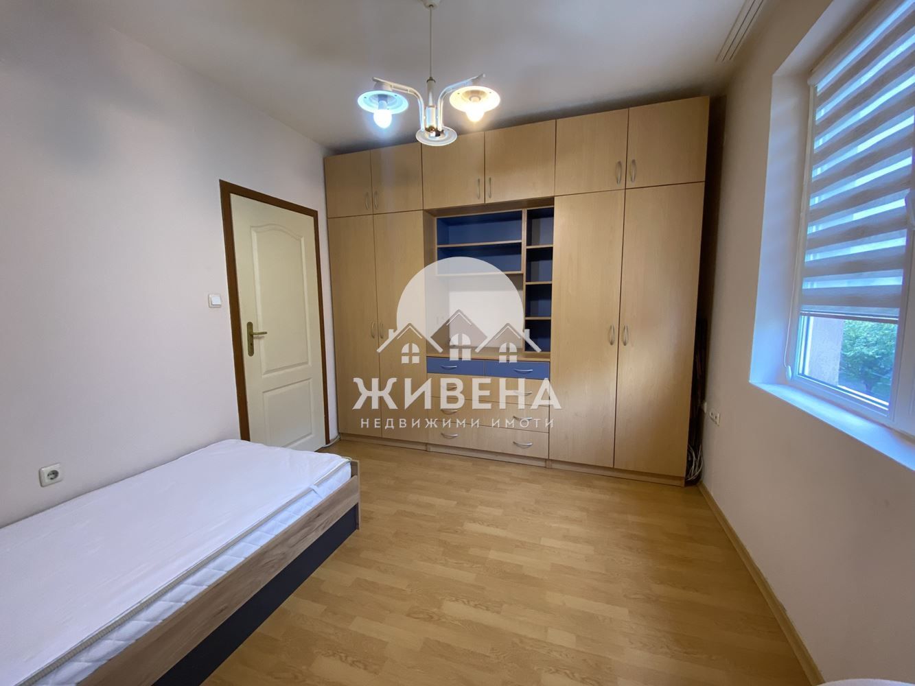 Тристаен апартамент под наем в кв. Левски, до Амичи