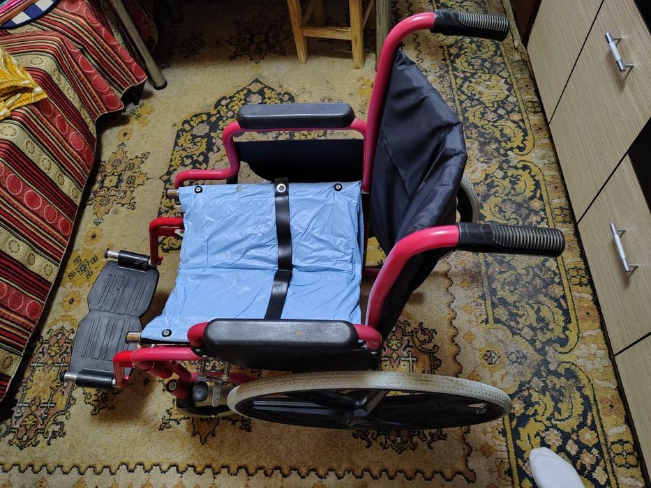 Scaun cu rotile pliabil