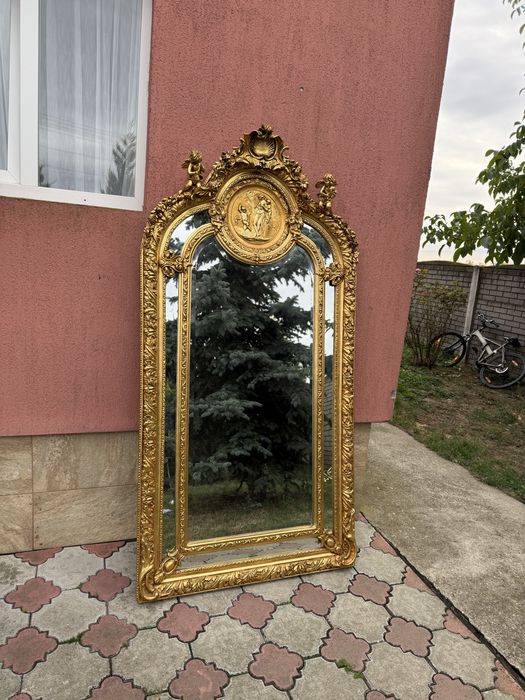 Oglinda impunatoare in stil baroc, cu rama aurie