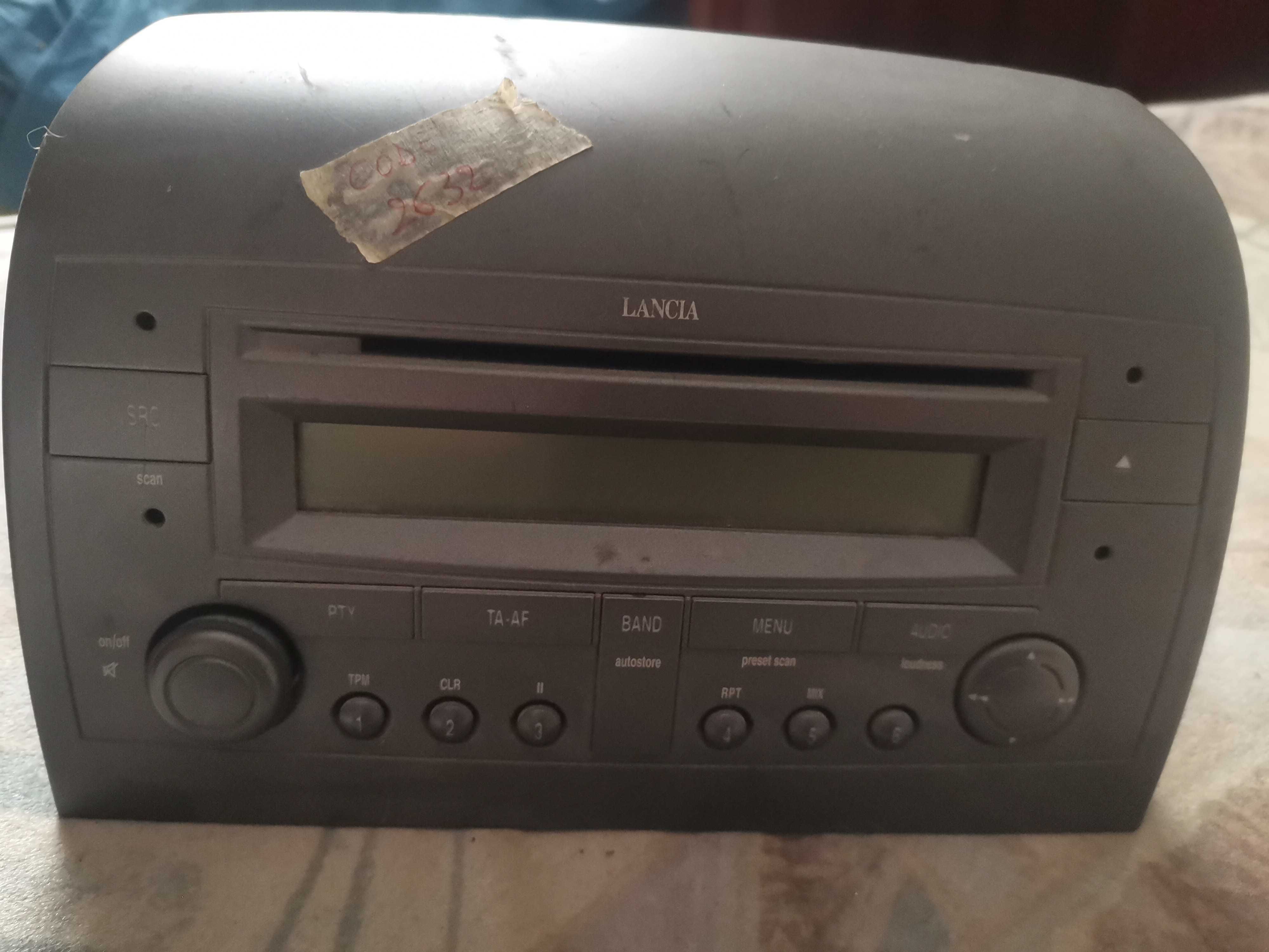 Vând radio cd Lancia este functionabil