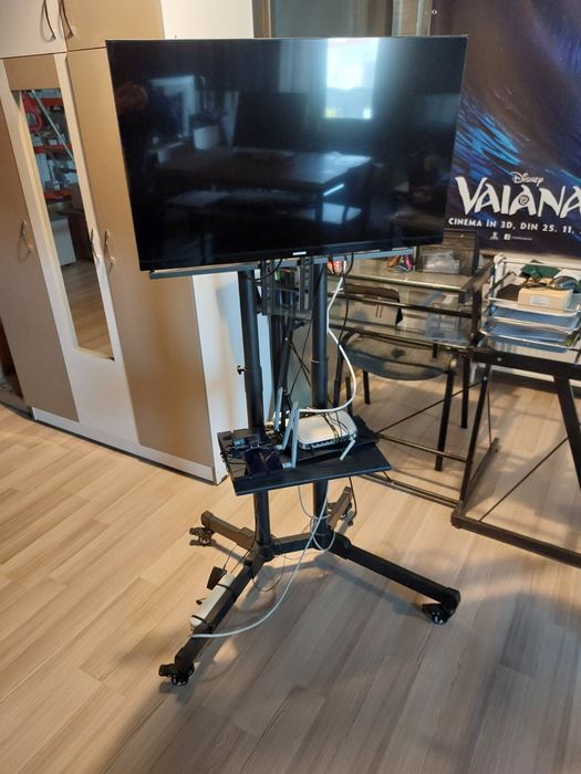 Suport TV mobil cu TV Samsung. Impecabile.