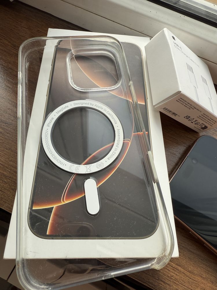 iPhone 16 Pro Max 256gb с ново оригинално зарядно и кейс