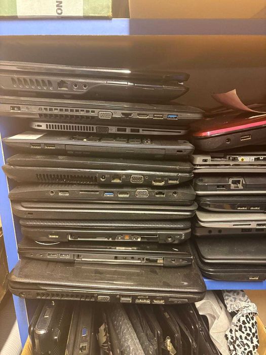 Vand laptopuri defecte, incomplete, pentru piese, conectori etc