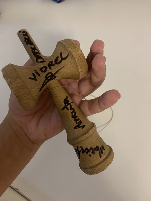 Kendama semnata de toti membri 3chesti