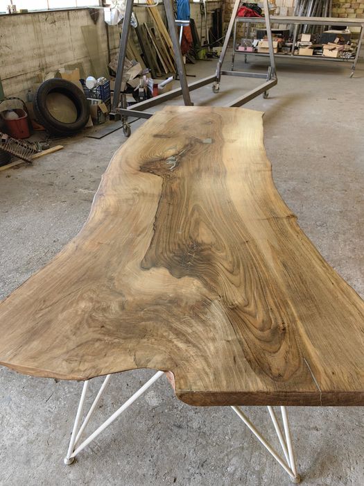 Маси от масивно орехово дърво