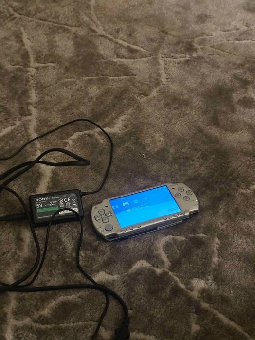• Vand Consola PSP 2004 Silver Modat 64GB Memorie.