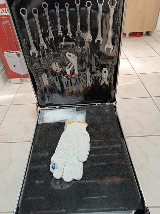 Vând troler cu scule profesionale are 678 piese