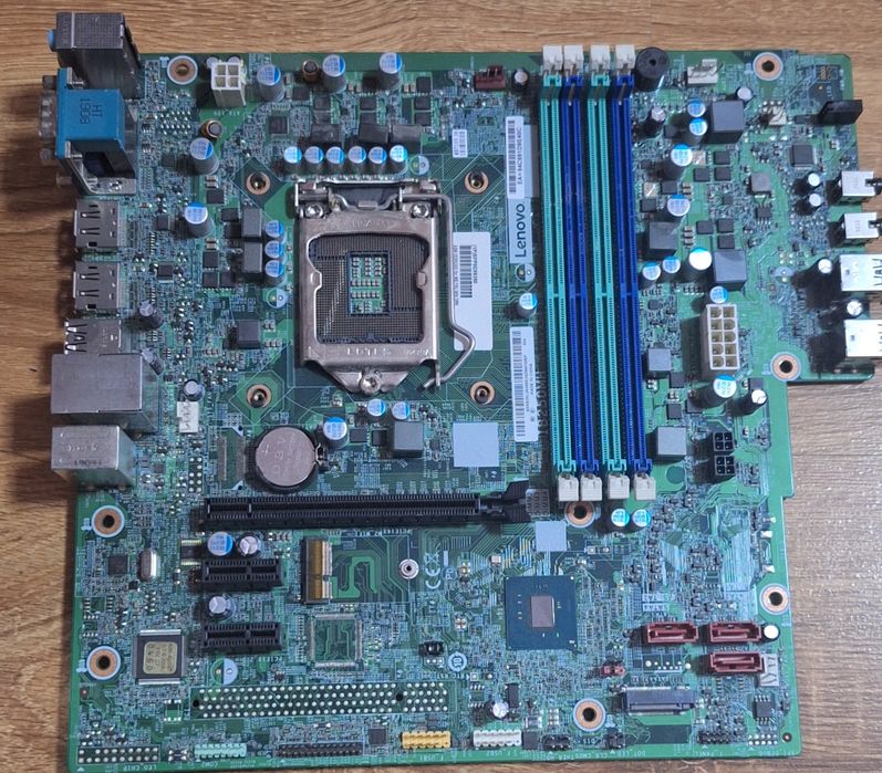 Placi de baza PC,Foxconn si una Lenovo