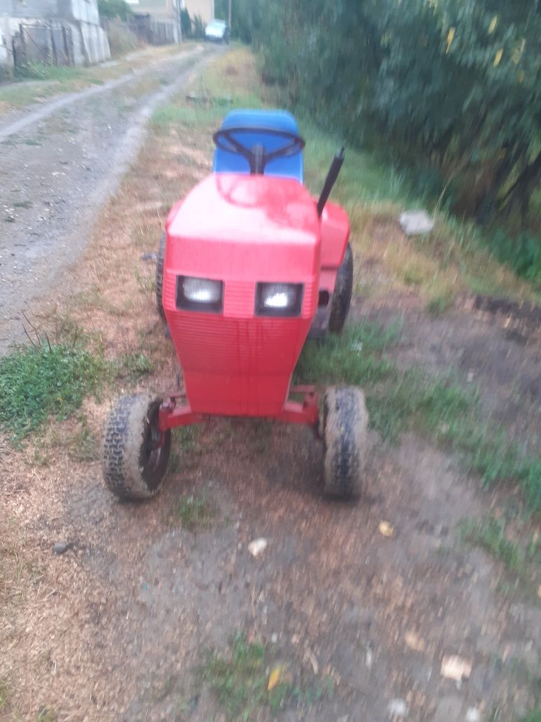 Vand tractoras de tuns gazon