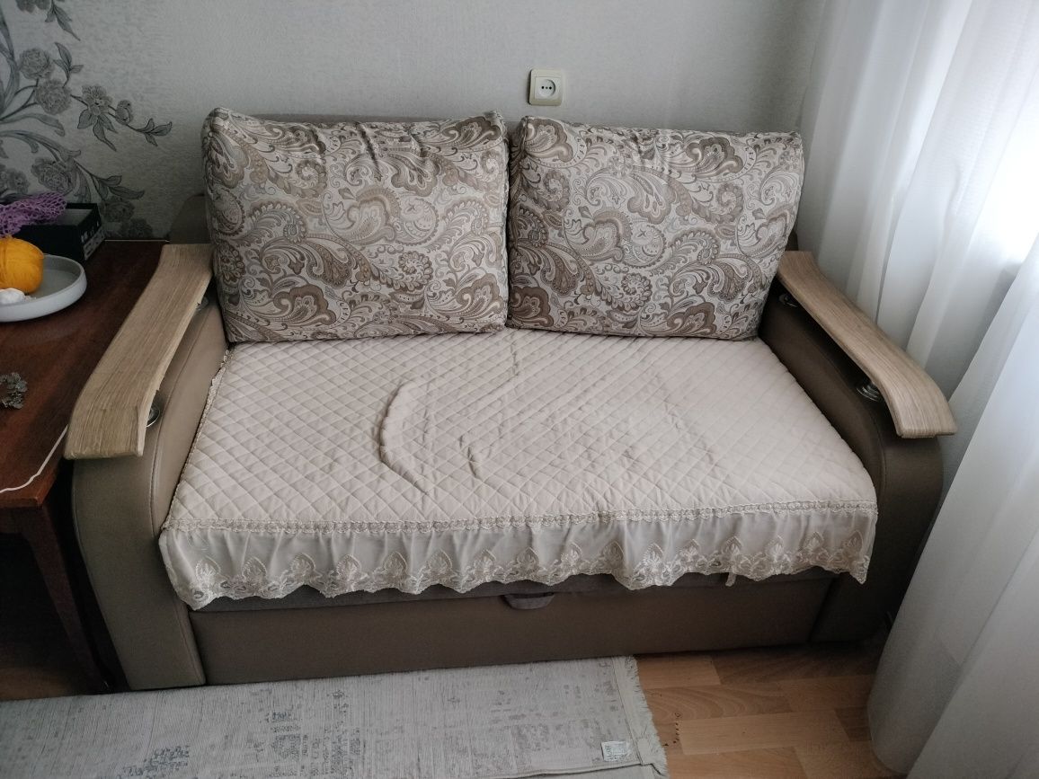 Сафа и диван раздвижные, с подушками