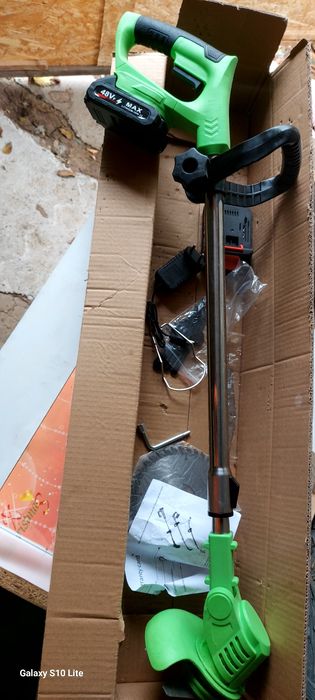 Vând trimer cu baterii