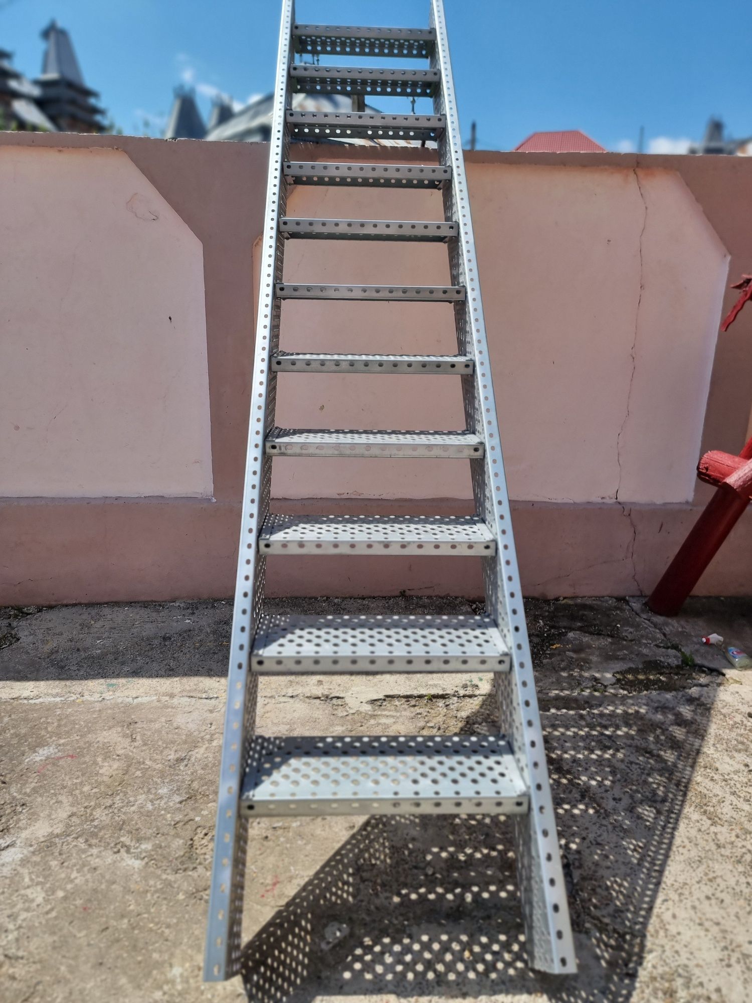 Vând scarii metalice zincate exterioare și pentru incendii , platforme