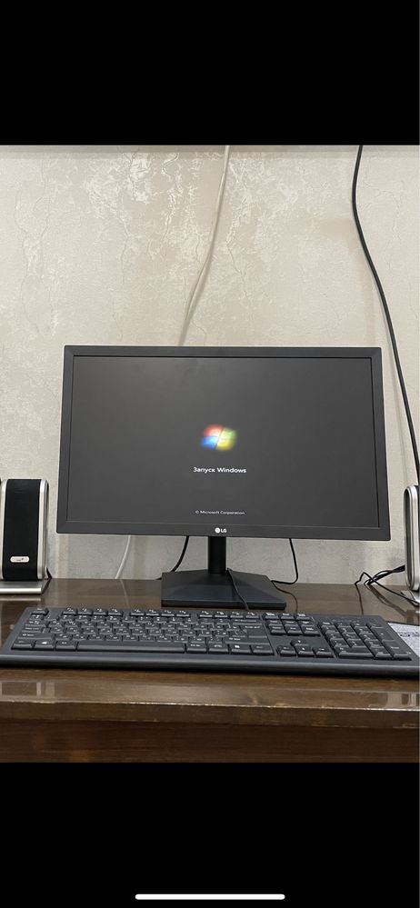 Monitor sotiladi LG 22 tali