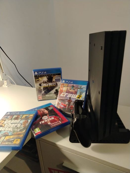 Vând PS4 Pro 1TB în stare impecabilă
