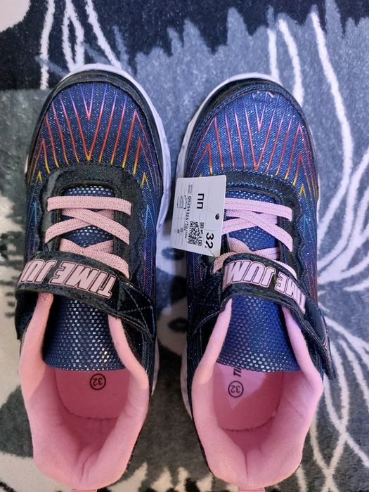 Кроссовки новые со светящийся подошвой