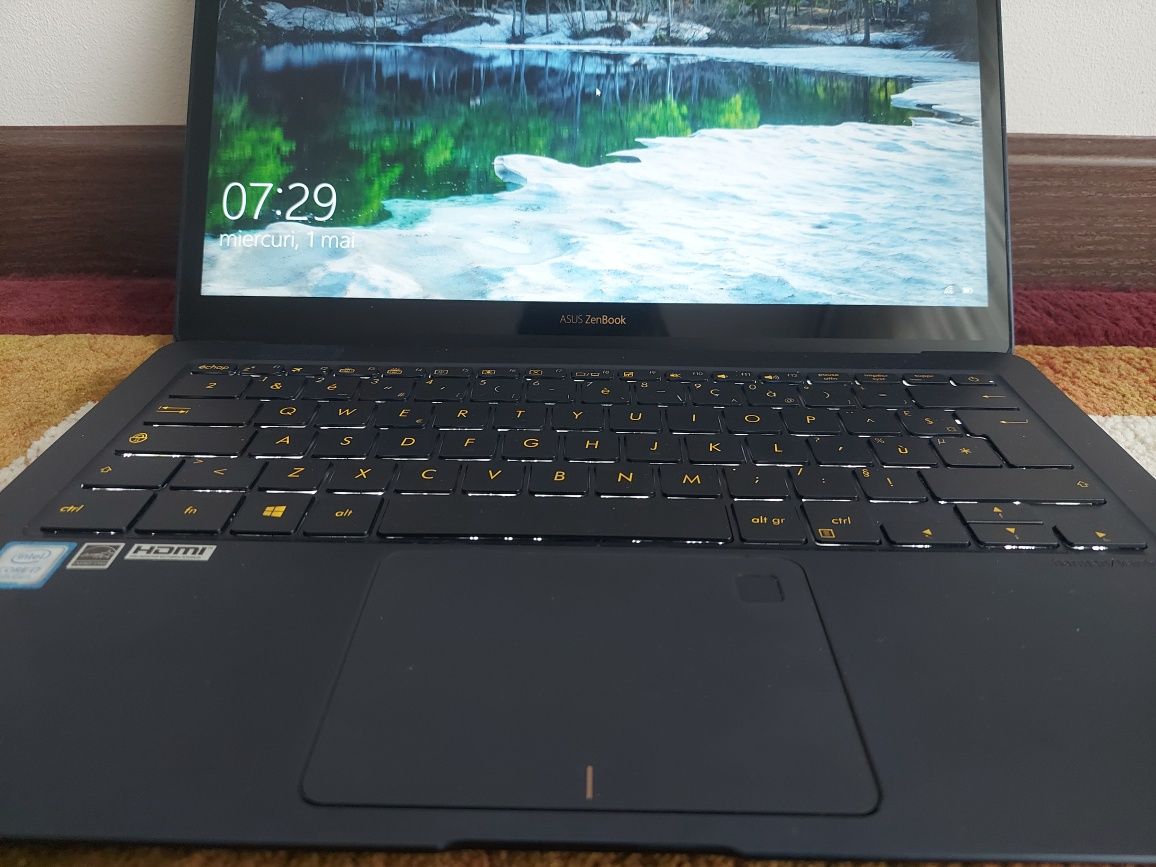 Asus UX490U Zenbook 3 Deluxe