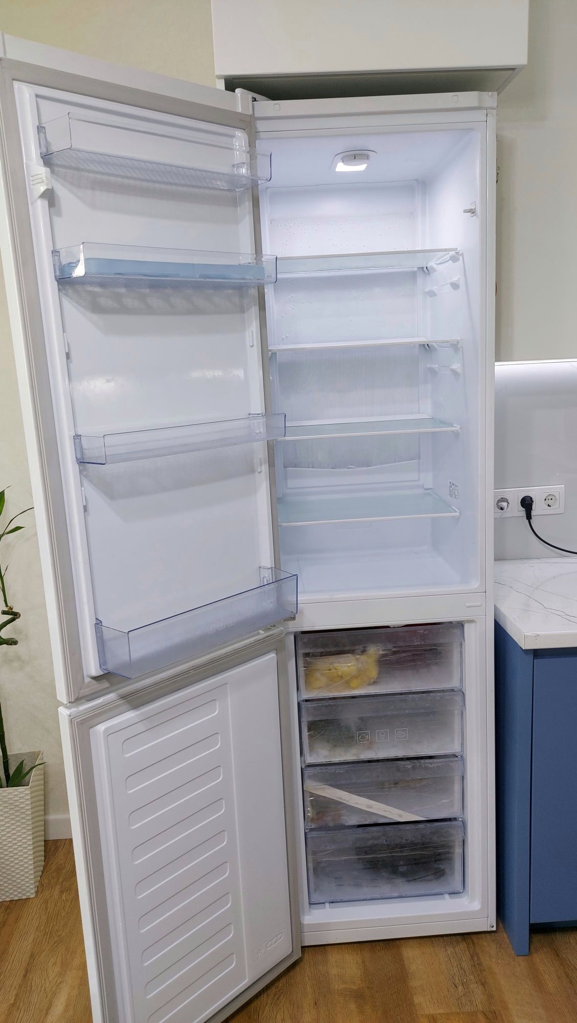 Продам холодильник Beko RCSK335m20w