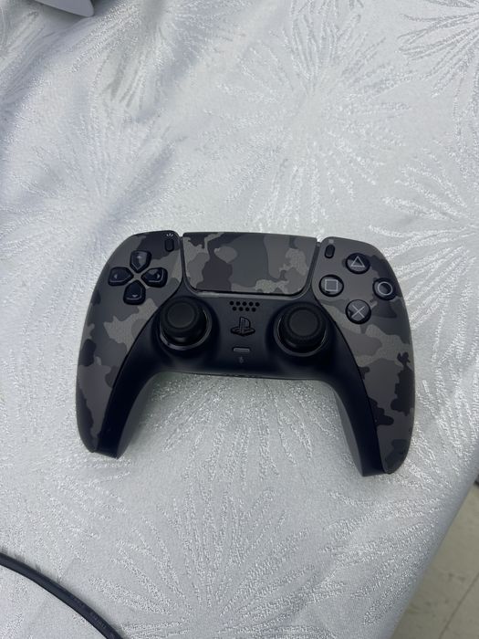 Ps5 с контролер,стойка,кабели и 2 игри