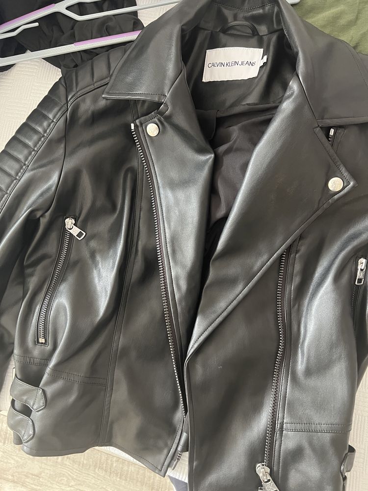Продам черную кожаную косуху Calvin Klein