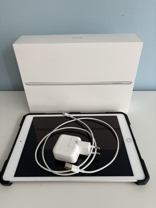 iPad 7 (10.2”) 32GB Wi-Fi — Много добро състояние, + UAG калъф подарък