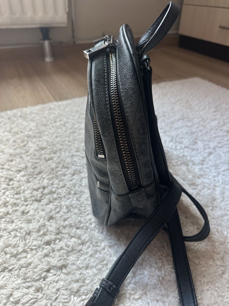 Дамска раница Guess