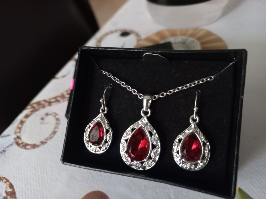 Set bijuterii cu piatra rubinie, placat cu argint