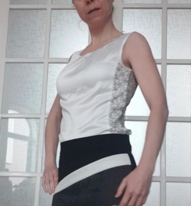 Maiou nou alb satinat cu spatele din dantela Dika