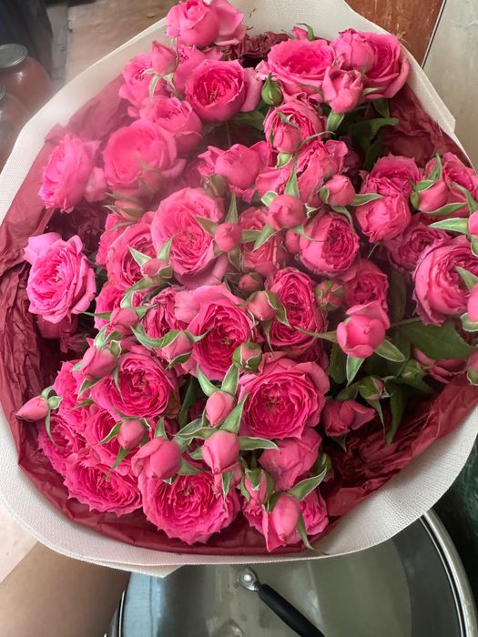 Пышный букет из спрей роз свежий