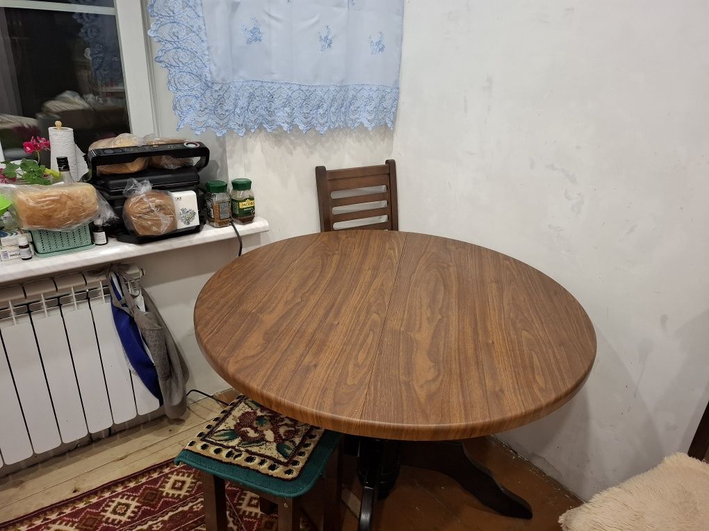Стол обеденный в хорошем состоянии