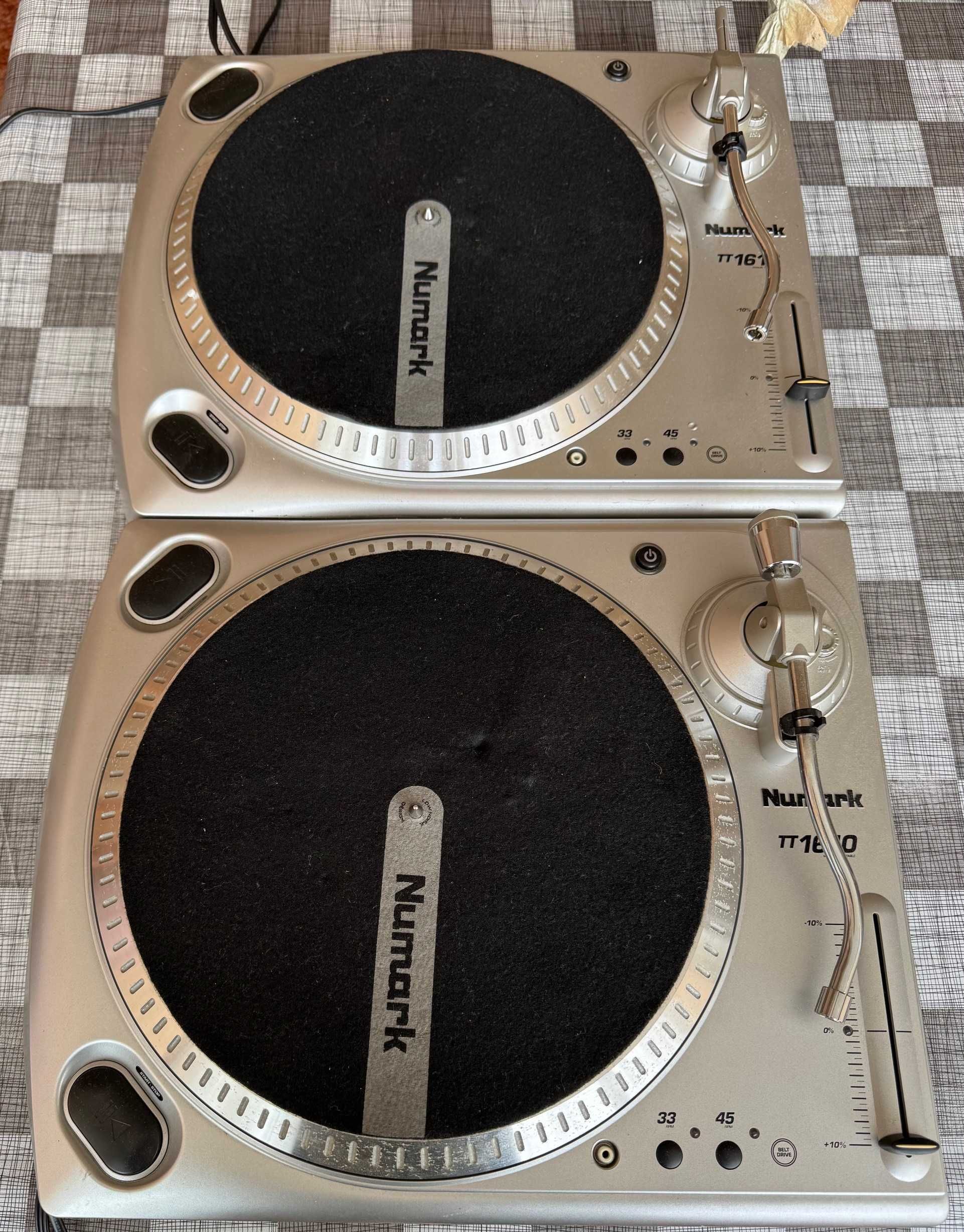 DJ set - два грамофона Numark TT1610 и миксер Numark DM950.
