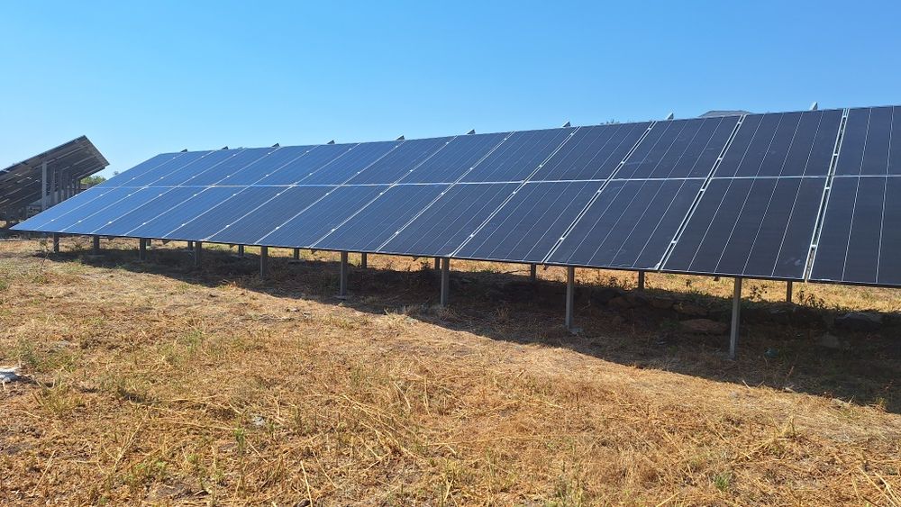 Фотоволтаична хибридна система Deye 10kw с монтаж на земя.