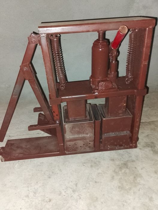 Vând presa pt brichete de rumeguș și fan