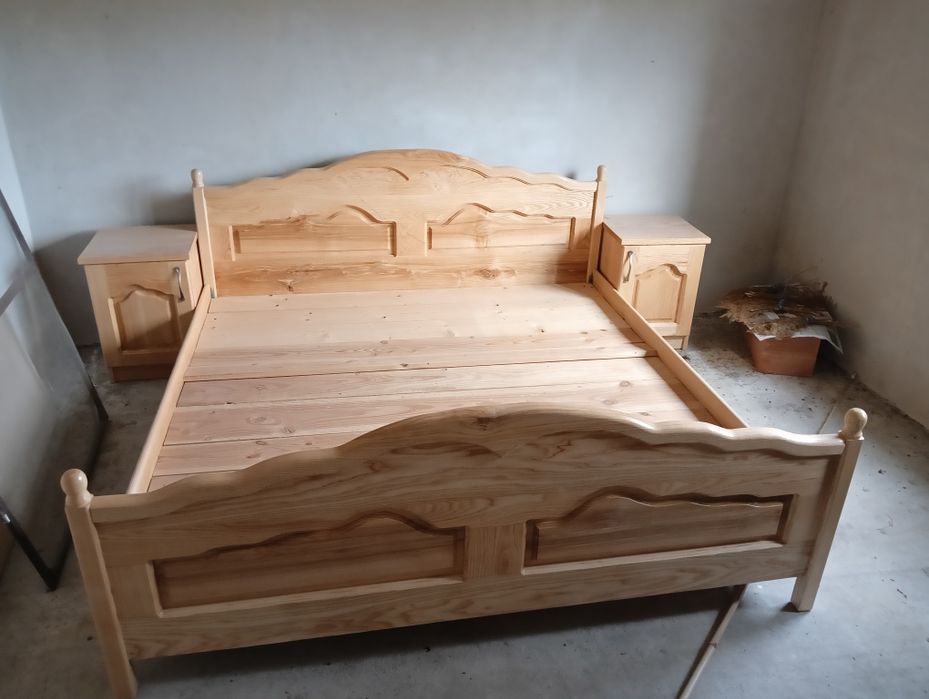 Pat din lemn masiv