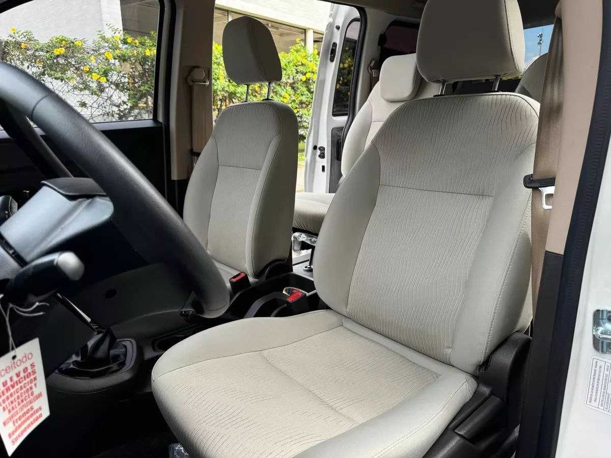 Минивэн 7 местный Wuling 2024 год выпуска первые руки  1