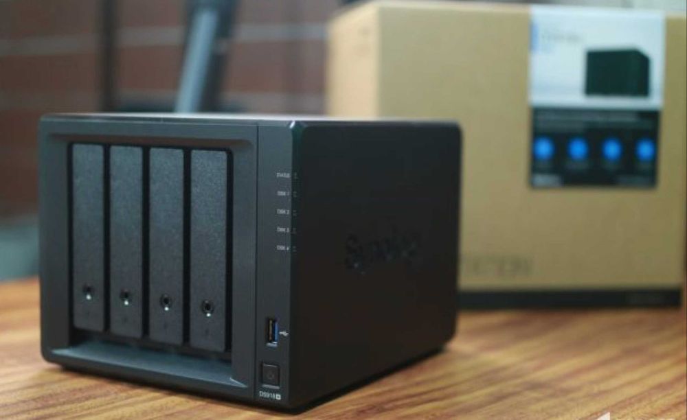 NAS Synology DS918+ 16GB RAM, 2x SSD 512GB, 4x 18TB HC550, ca nou