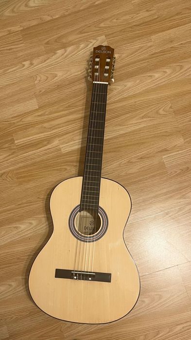 Chitara Delson bej