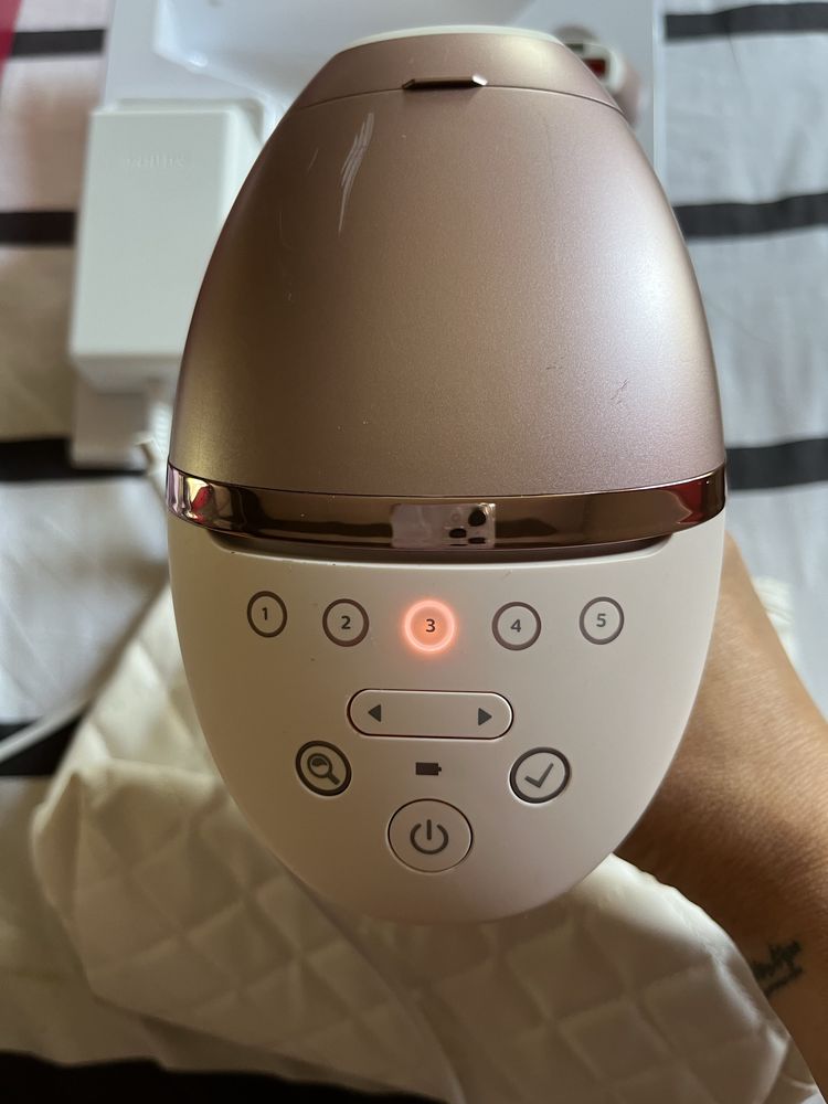 Епилатор Filips Lumea 9000 BRI958