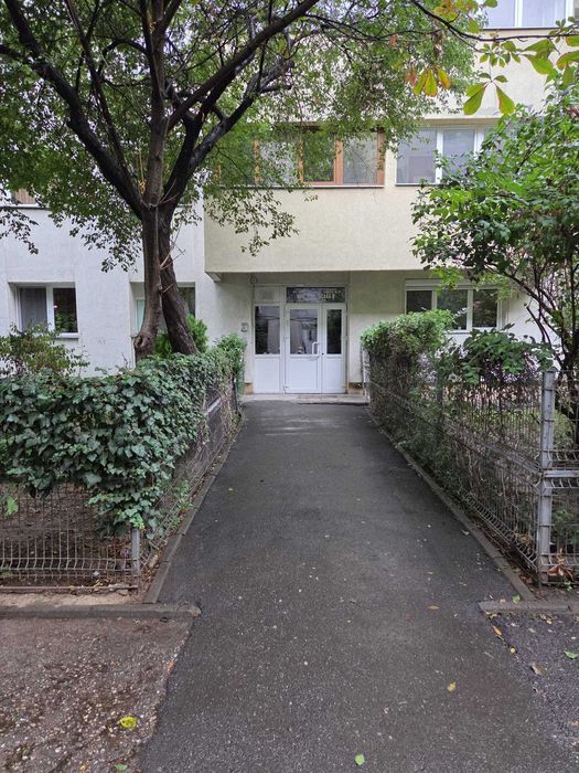 Vand apartament decomandat cu doua balcoane,  mobilat 3 camere