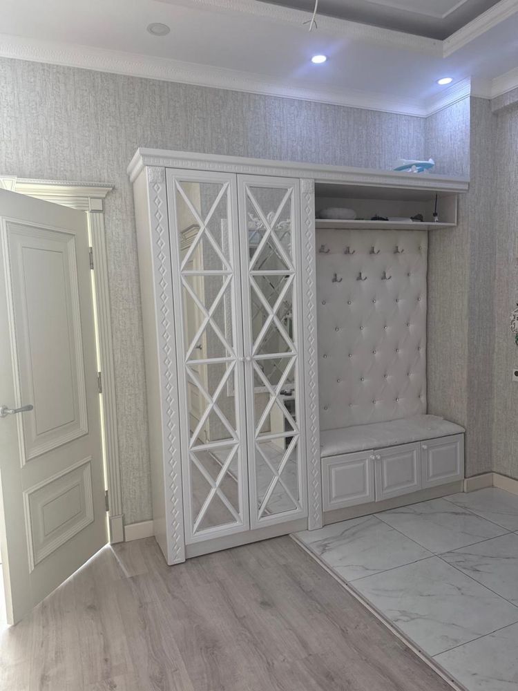 Срочно продам спальный шкаф и прихожую