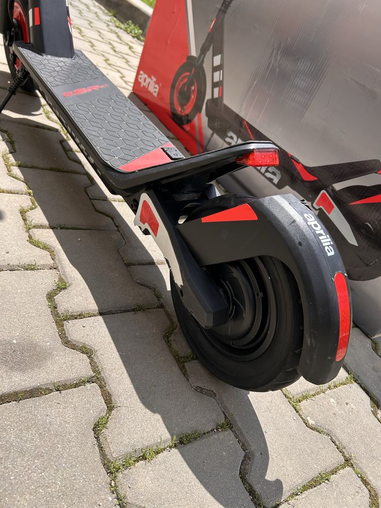 Електрическа тротинетка Aprilia esr2 350w