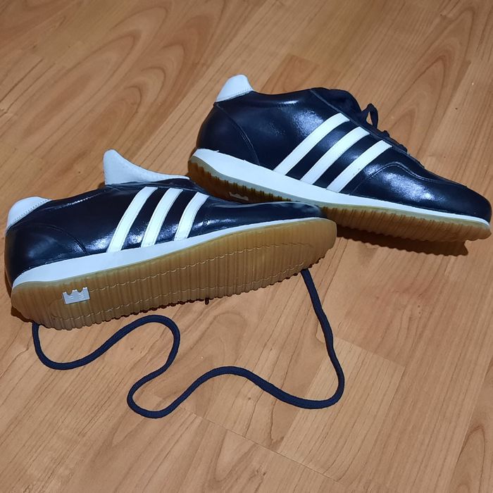 Adidași din piele confecționați manual