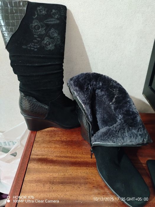 Продам замшевые сапоги .