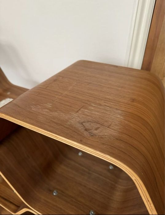 Biblioteca din stejar in forma de fagure