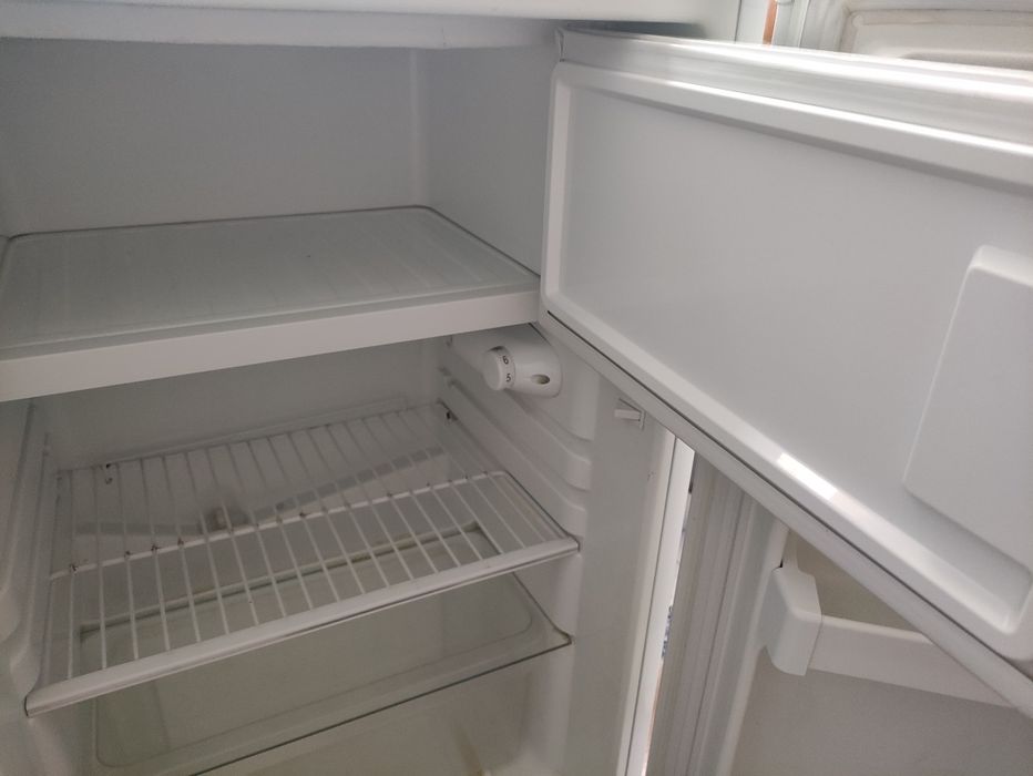 Малък хладилник с камера