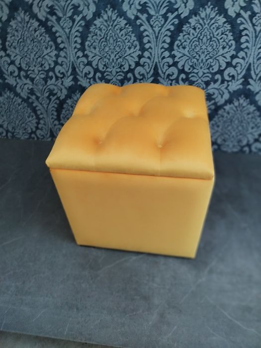 Vând taburet cheserfield cu spatiu depozitare din catifea galben musta