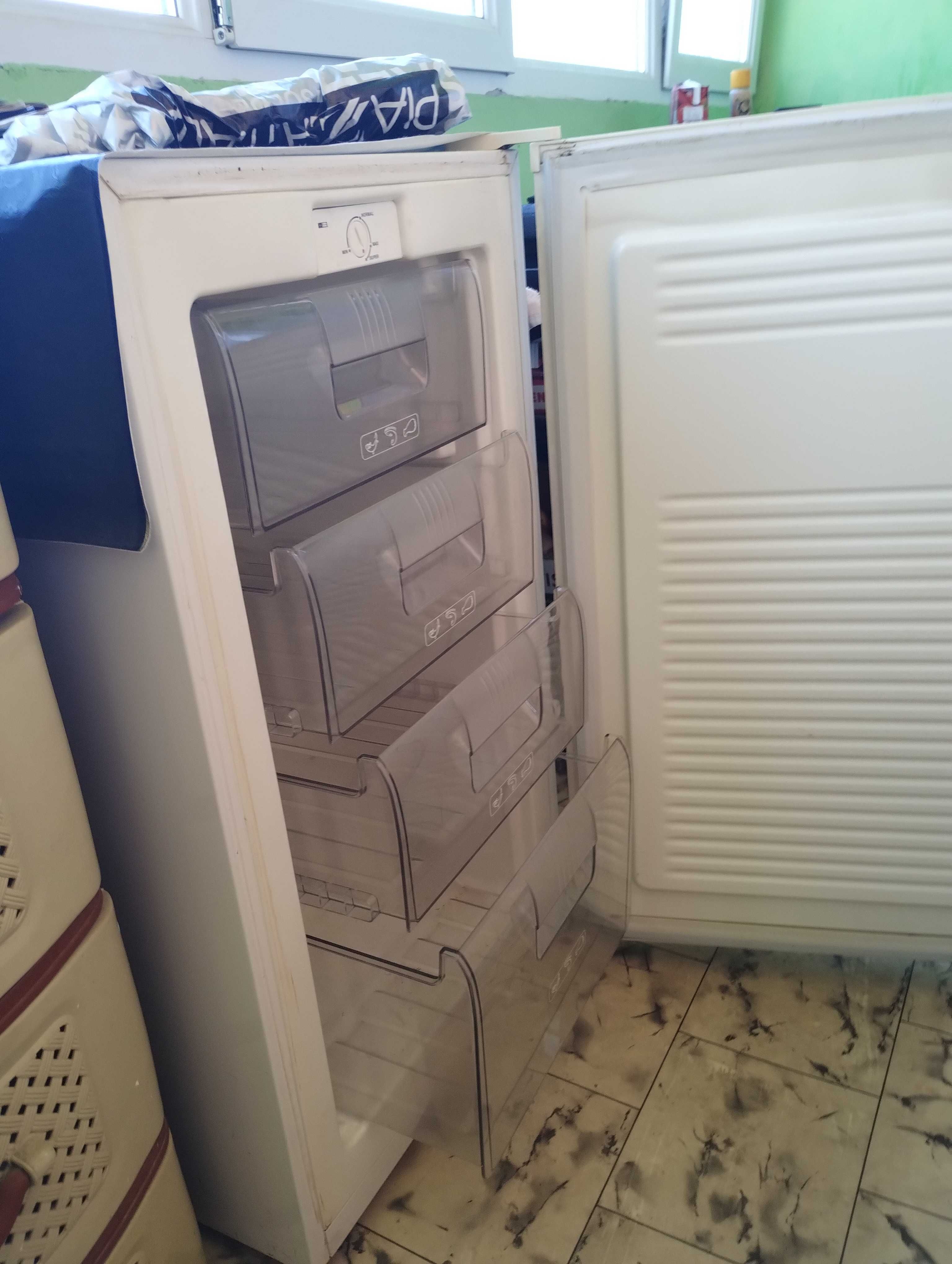 Продавам малък фризер