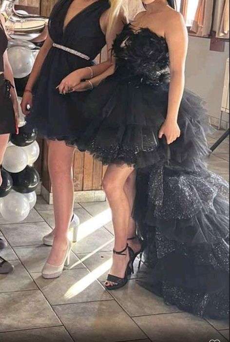 Бутикова бална рокля с пера на корсета