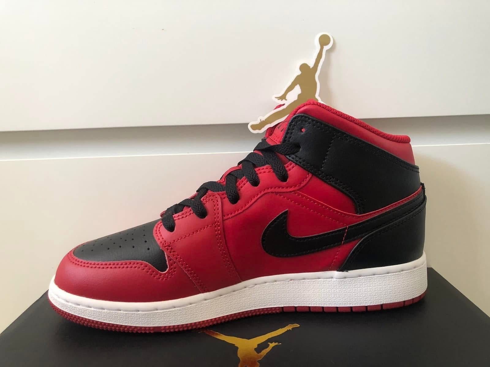 NIKE AIR JORDAN 1 MID маратонки емблематичните цветове CHICAGO BULLS